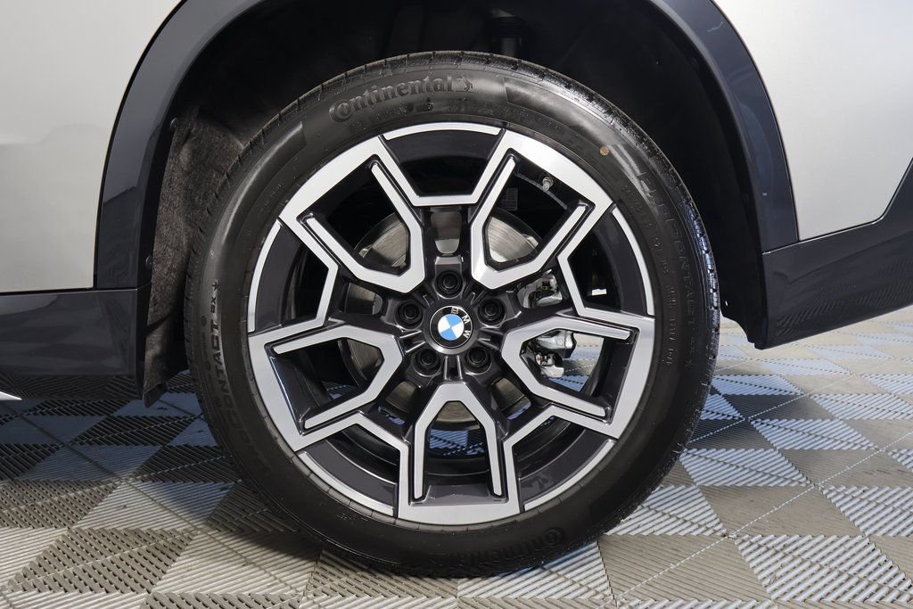 New 2026 Space Silver Metallic BMW xDrive28i image 10