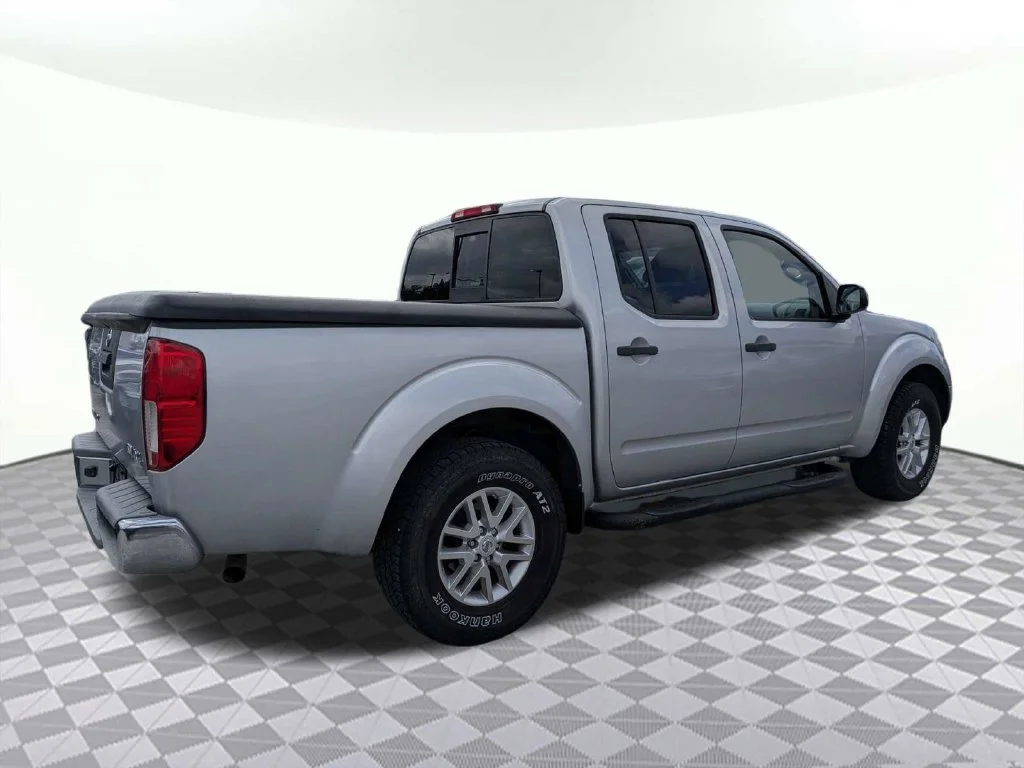 Used 2016 Silver Nissan SV image 3