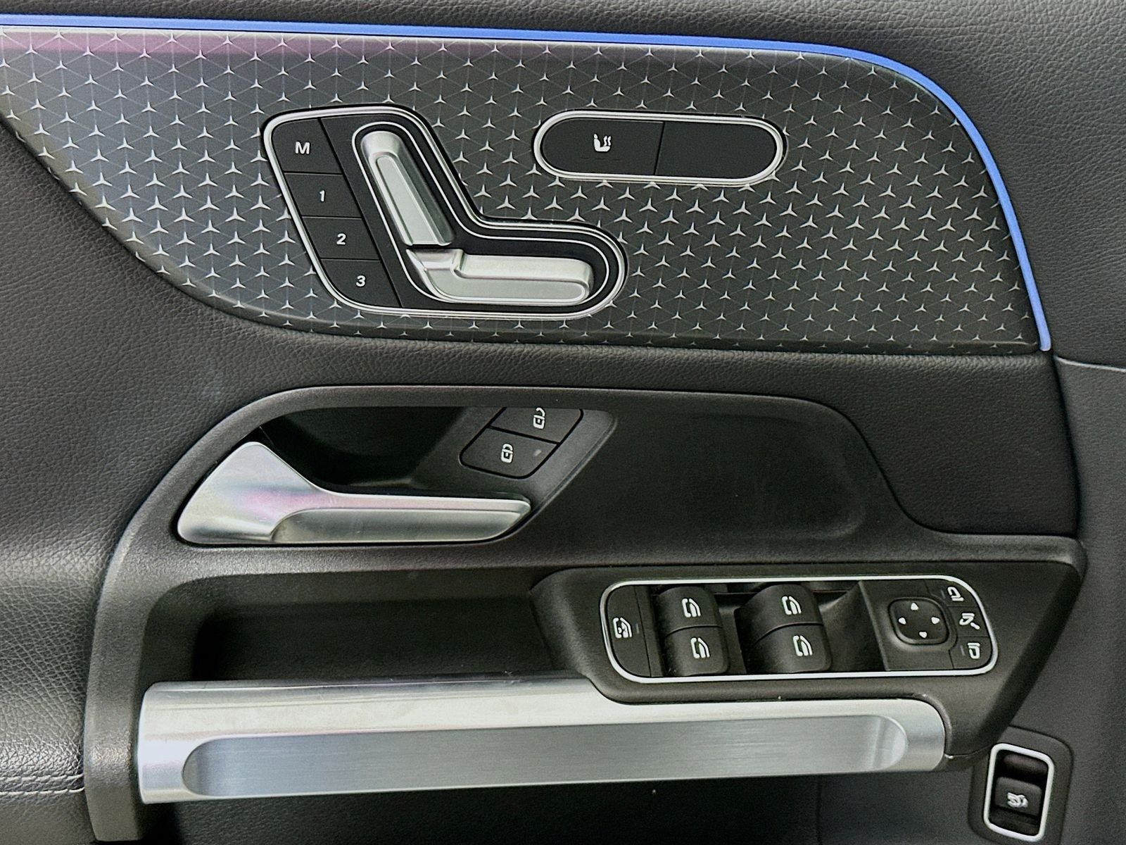 Used 2025 Black Mercedes-Benz GLB 250 image 16