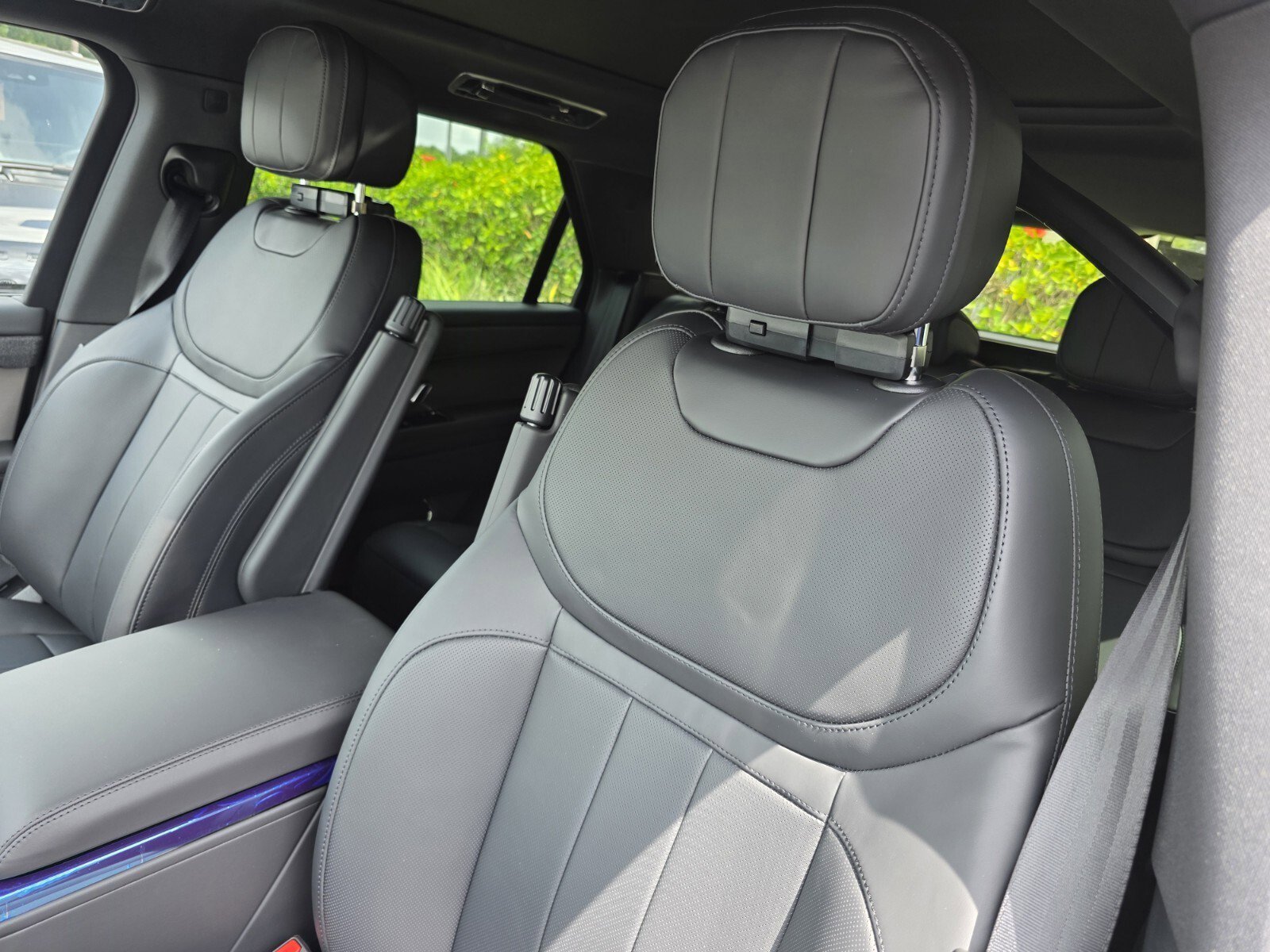 Used 2026 Carpathian Grey Premium Metallic Land Rover P360 SE image 11