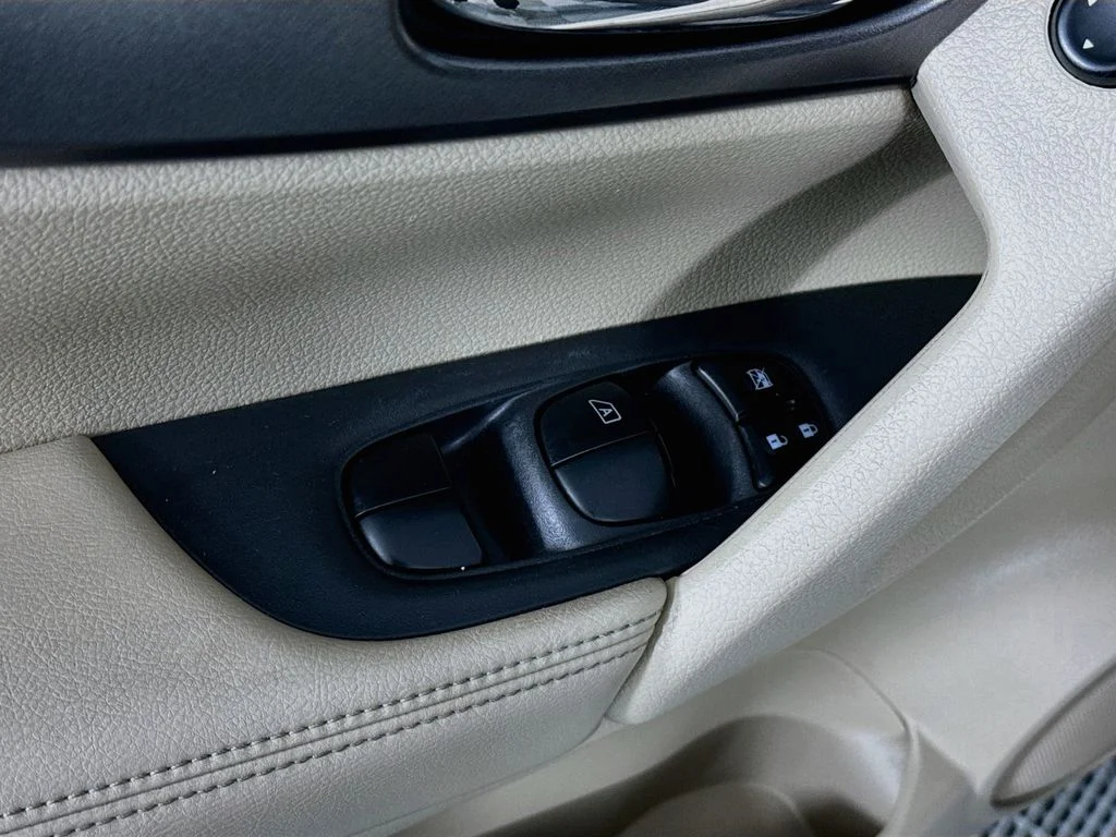 Used 2016 White Nissan SV image 19