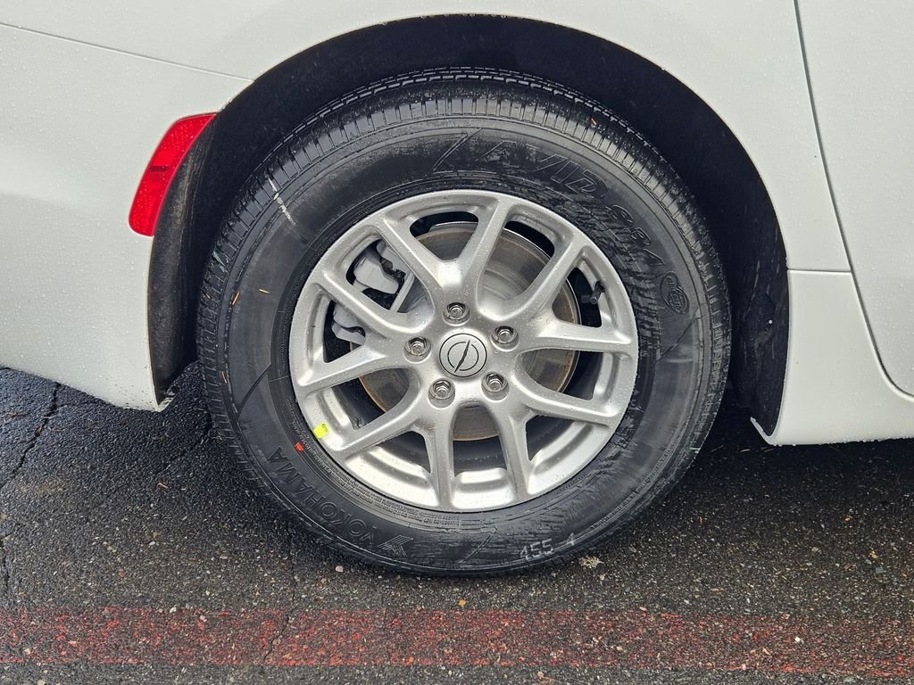 New 2026 Bright White Clear-Coat Exterior Paint Chrysler Select image 9