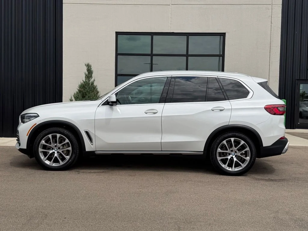 Used 2019 White BMW xDrive40i image 2
