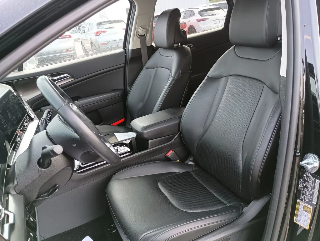 Used 2025 Black Kia EX image 17
