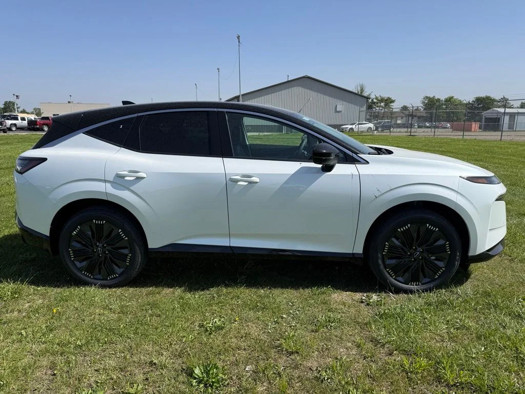 New 2026 White Pearl Nissan Platinum image 4