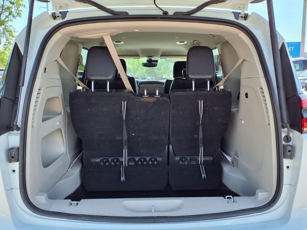 Used 2023 White Chrysler Touring L image 9