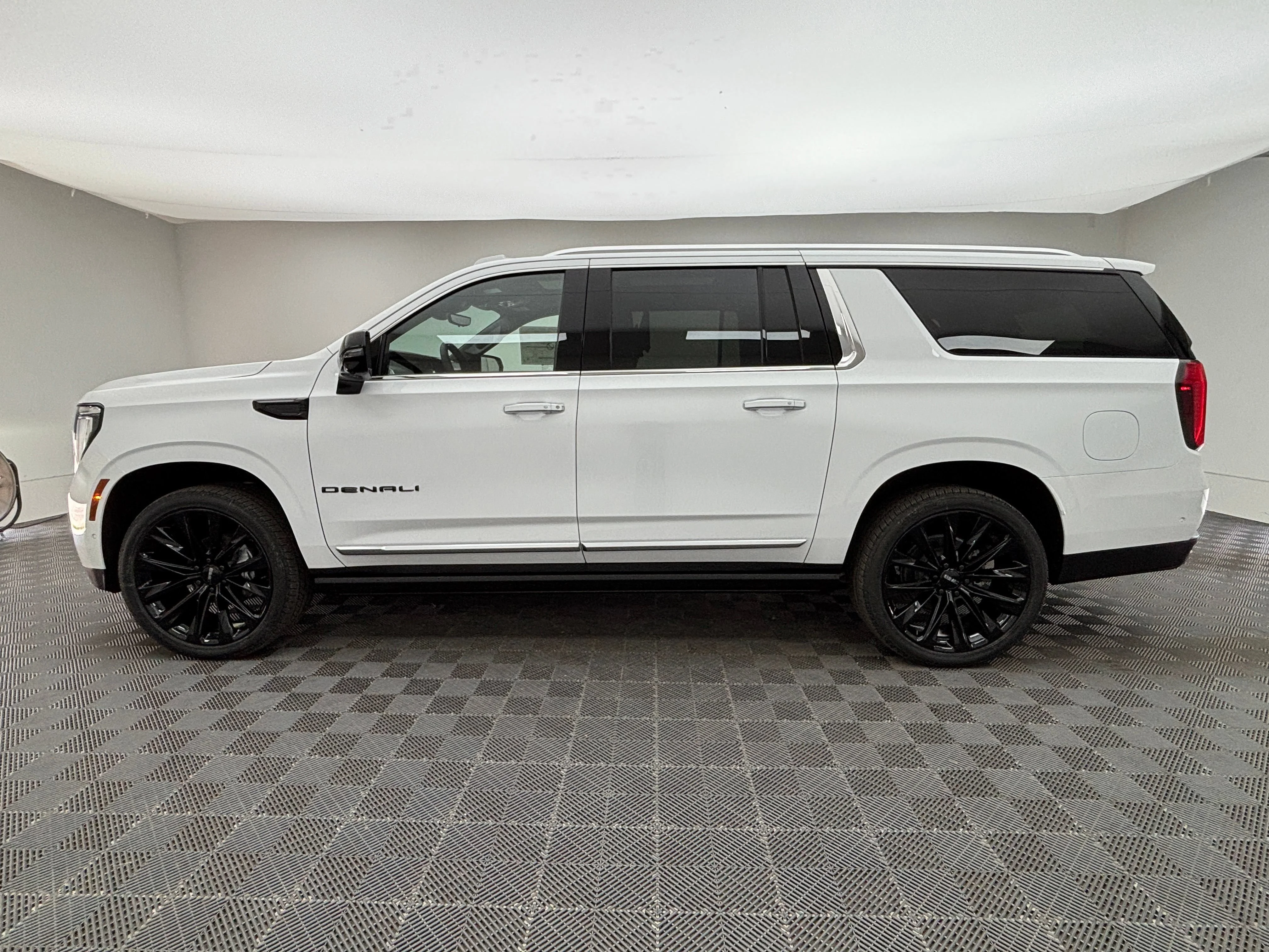2026 GMC Yukon XL Denali - Photo 17