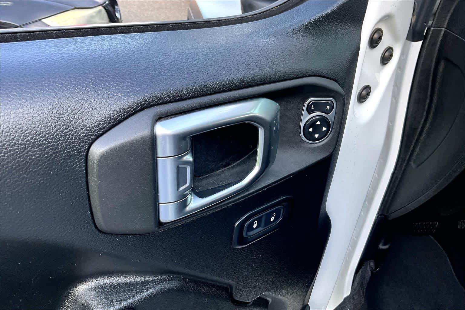 Used 2019 Bright White Clearcoat Jeep Sport Altitude image 31