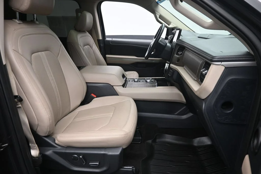 Used 2022  Ford Limited image 9