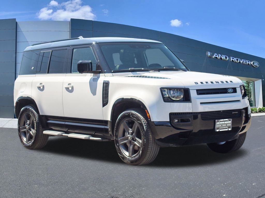 Used 2023 White Land Rover X-Dynamic SE image 3