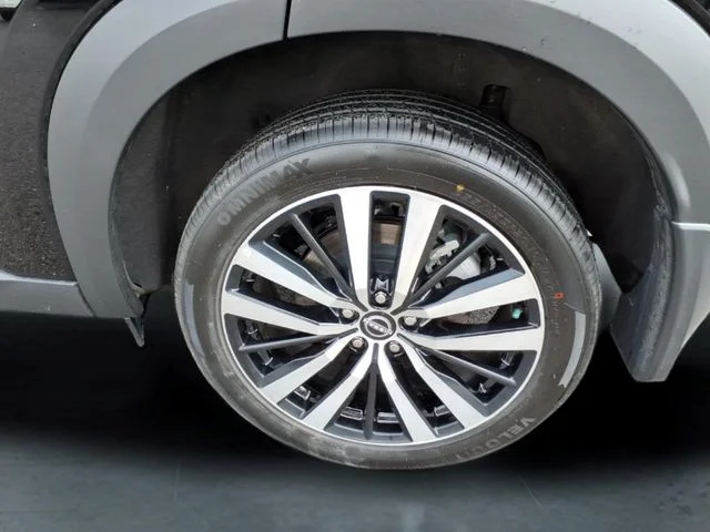 Used 2025 Black Nissan Platinum image 13