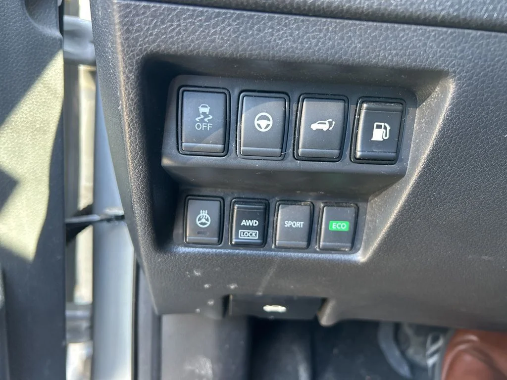 Used 2019 Silver Nissan SL image 16