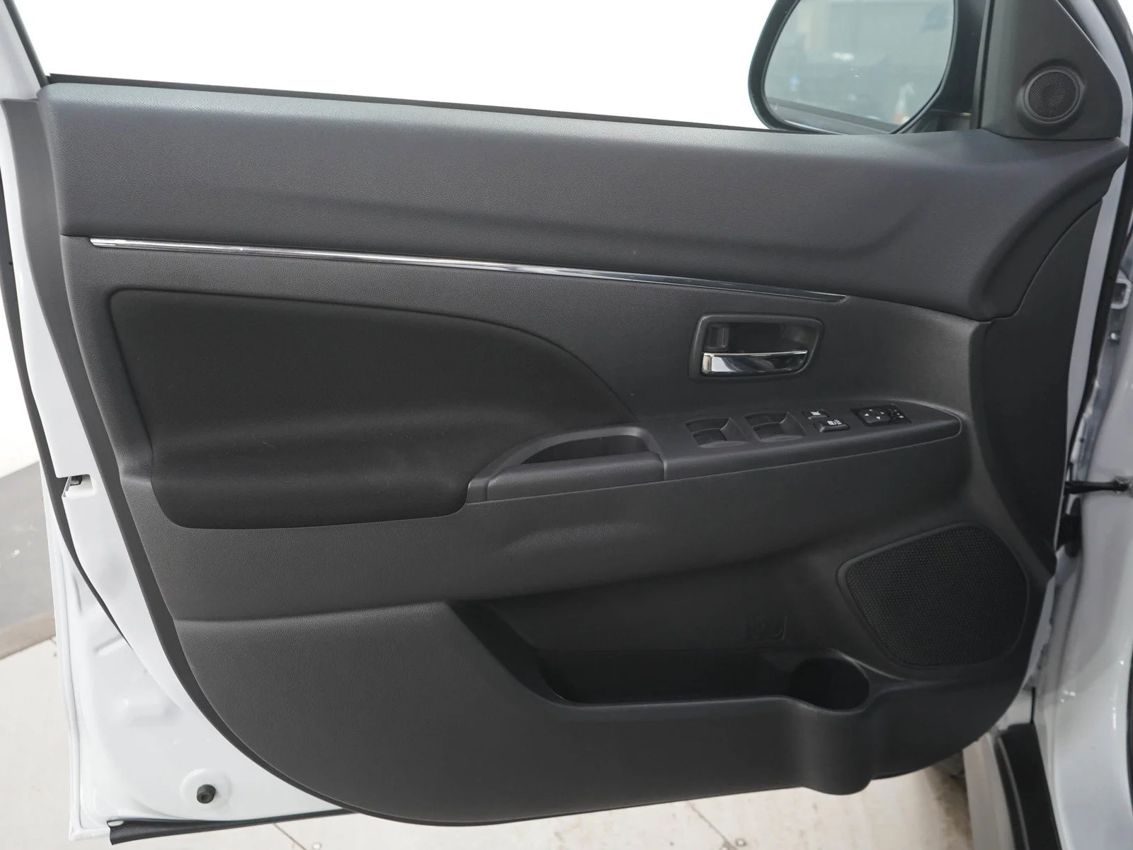Used 2025 White Mitsubishi S image 19