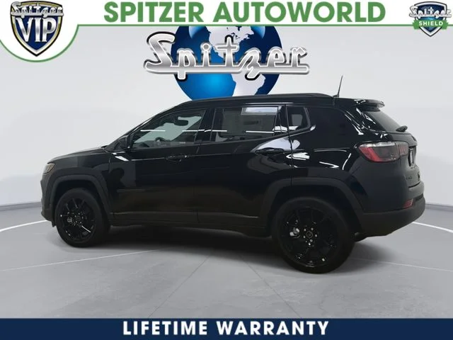 New 2026 Diamond Black Crystal Pearl-Coat Exterior Paint Jeep Latitude image 8