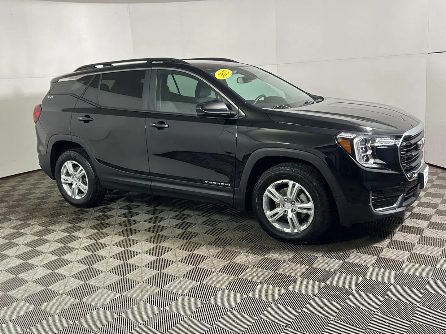 Used 2022 Ebony Twilight Metallic GMC SLE image 5