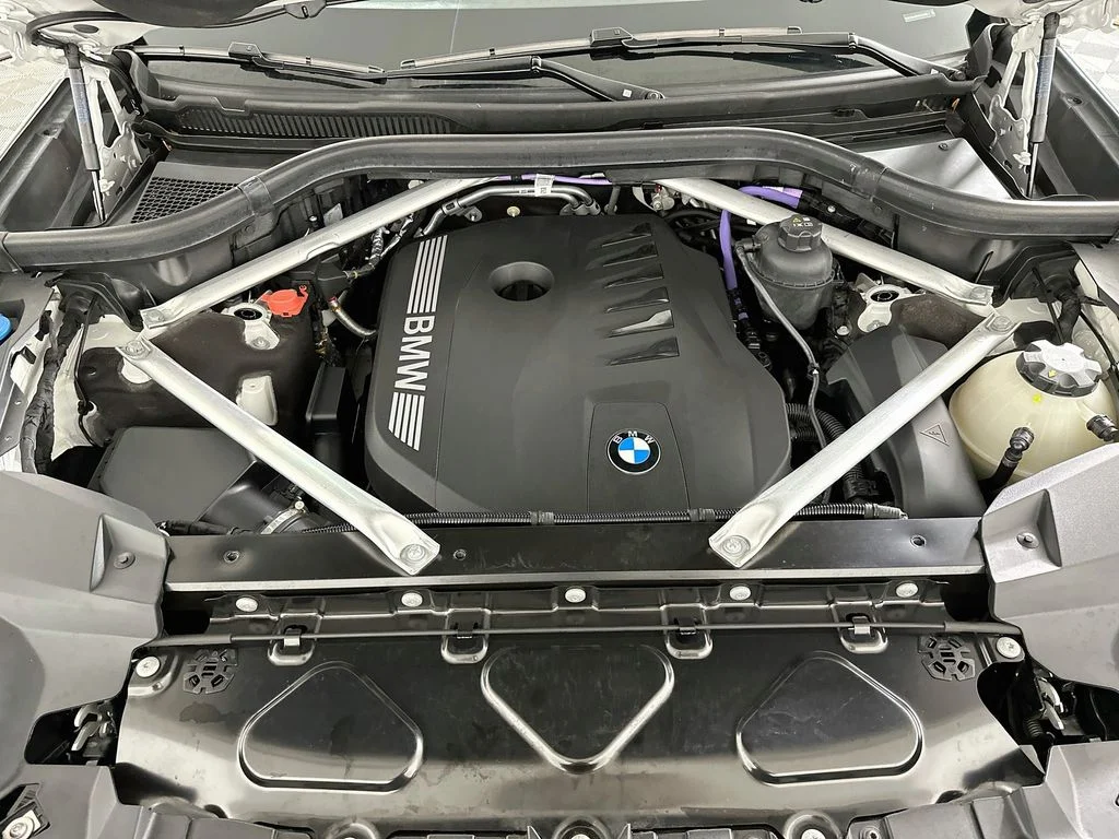 Used 2025 White Metallic BMW xDrive40i image 31