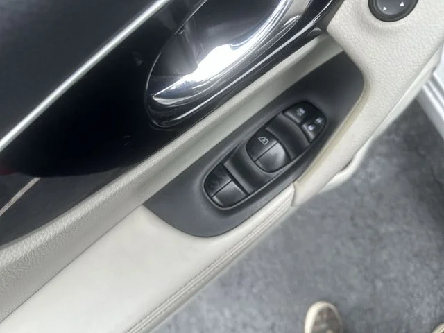 Used 2018 Silver Nissan SL image 18