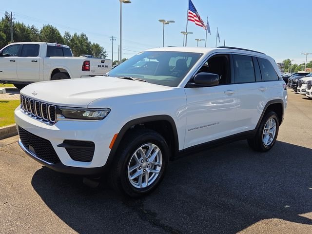New 2026 Bright White Clear-Coat Exterior Paint Jeep Laredo image 3