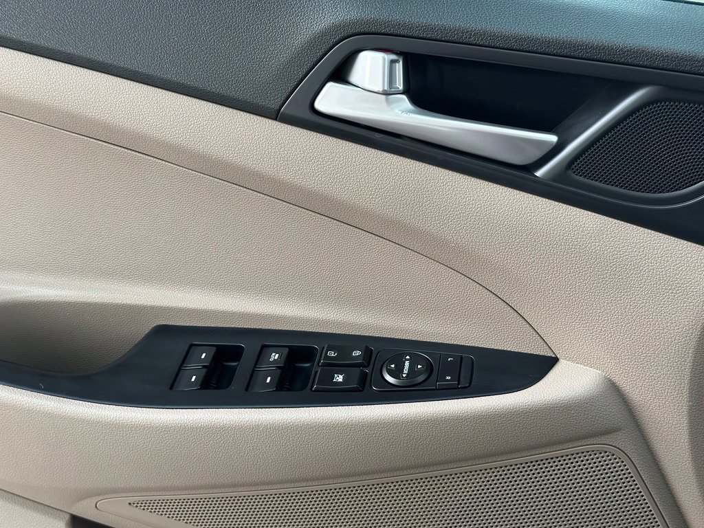 Used 2019 White Hyundai Value image 12