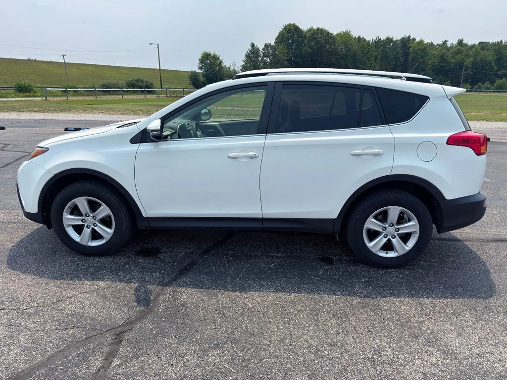 Used 2014 White Toyota XLE image 12