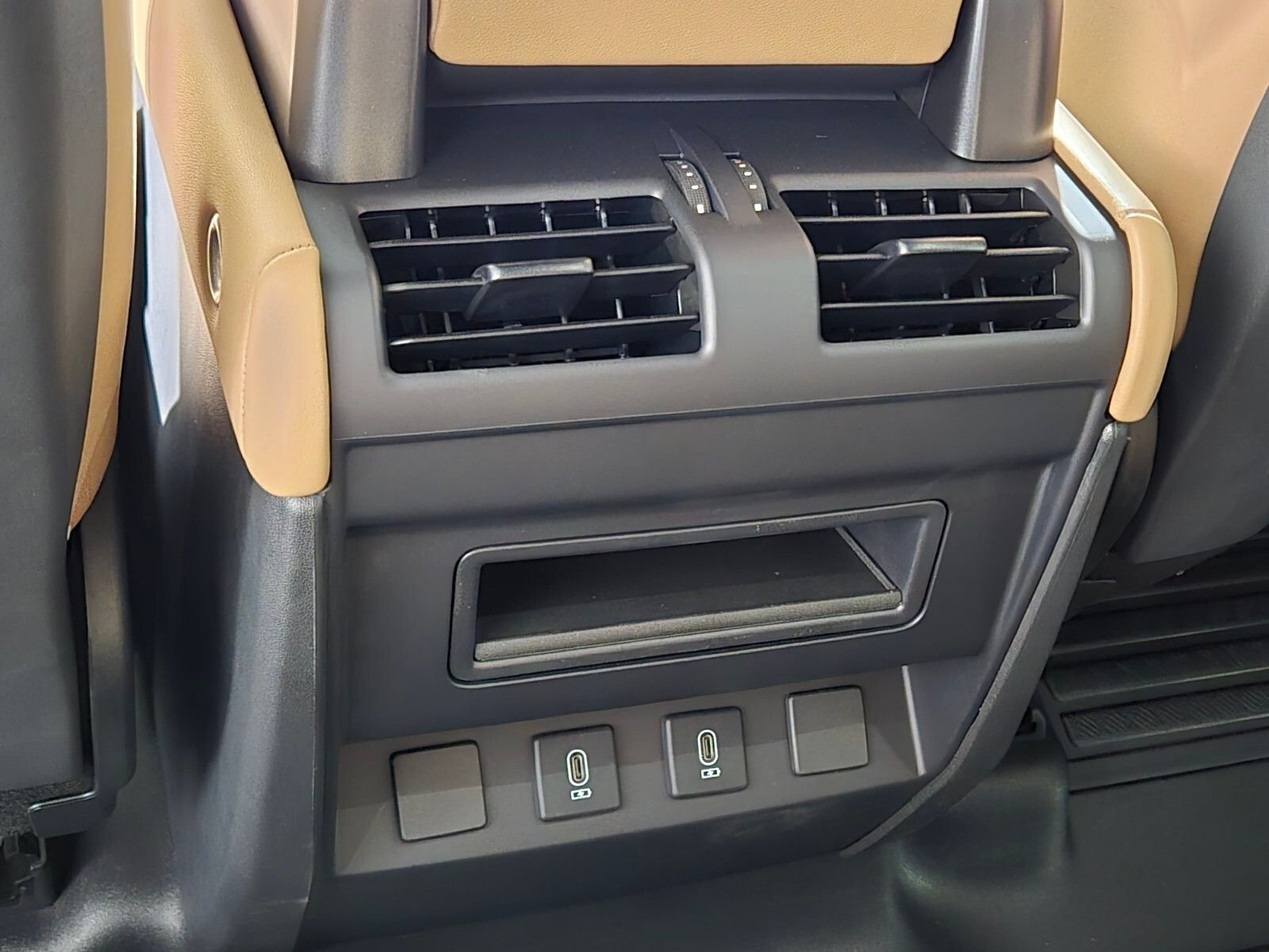 New 2026 Woolstone Green Land Rover X-Dynamic SE image 14