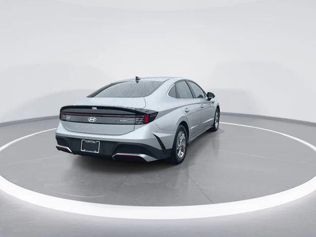 Used 2025 Silver Hyundai SE image 7