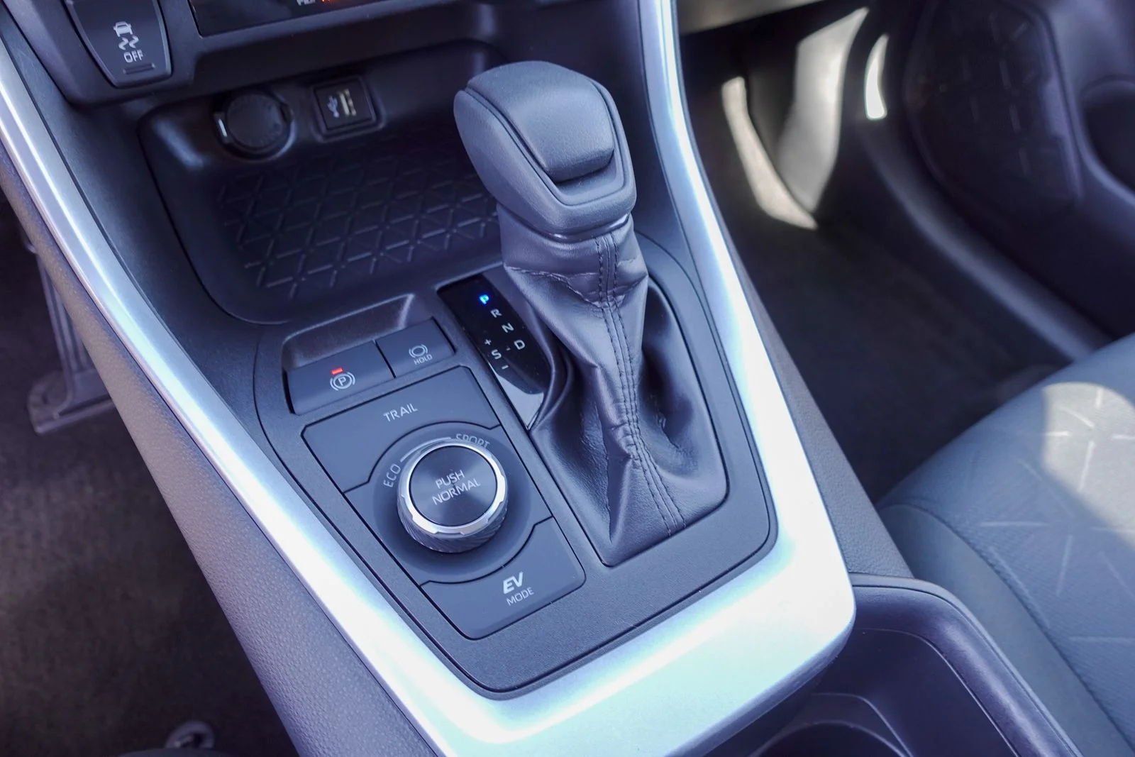 Used 2025 Midnight Black Metallic Toyota XLE image 20