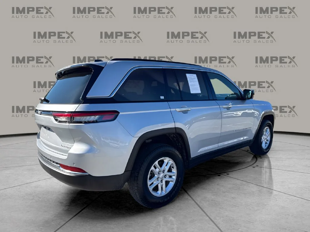 Used 2024 Silver Jeep Laredo image 5