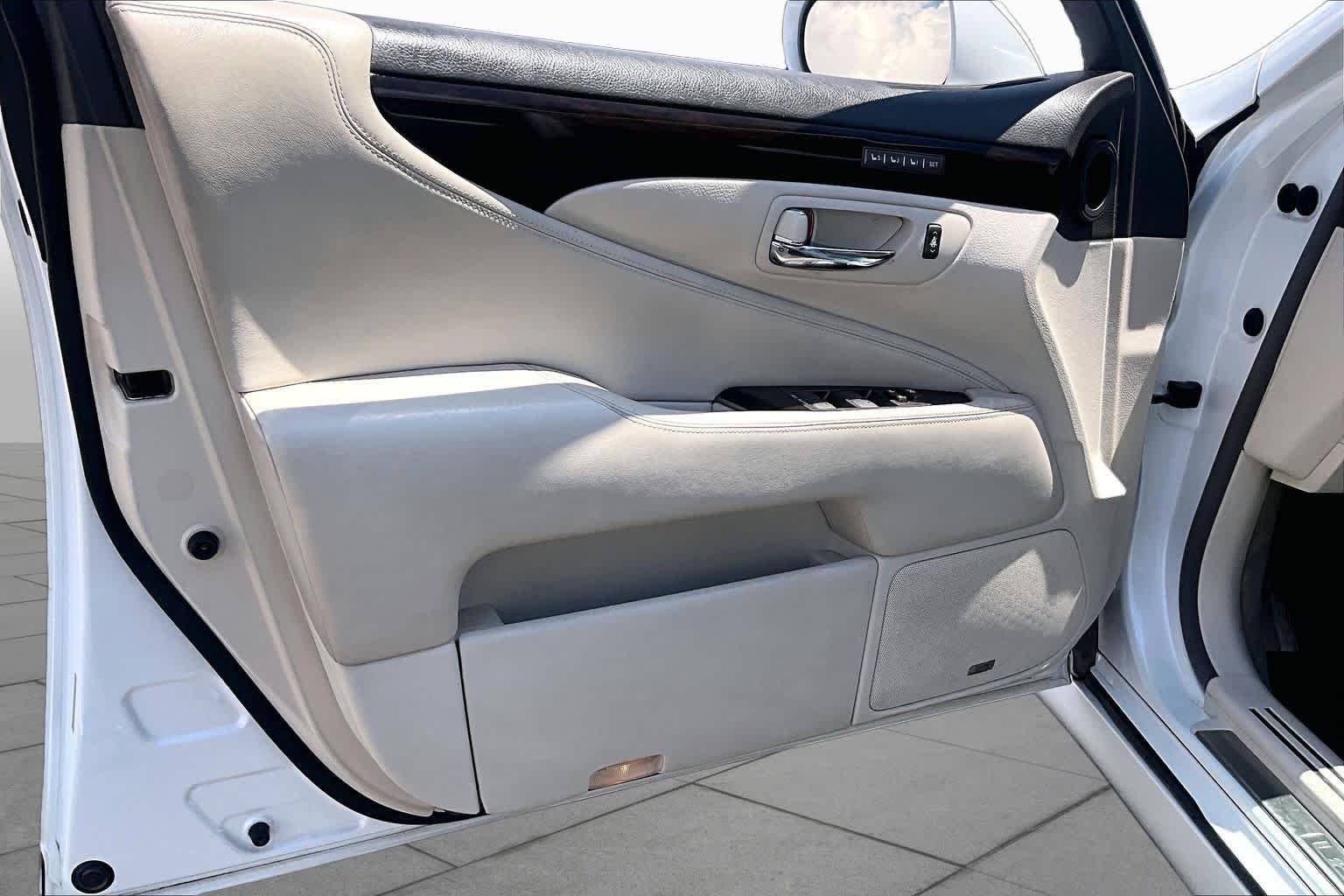 Used 2007 Starfire Pearl Lexus LWB image 21