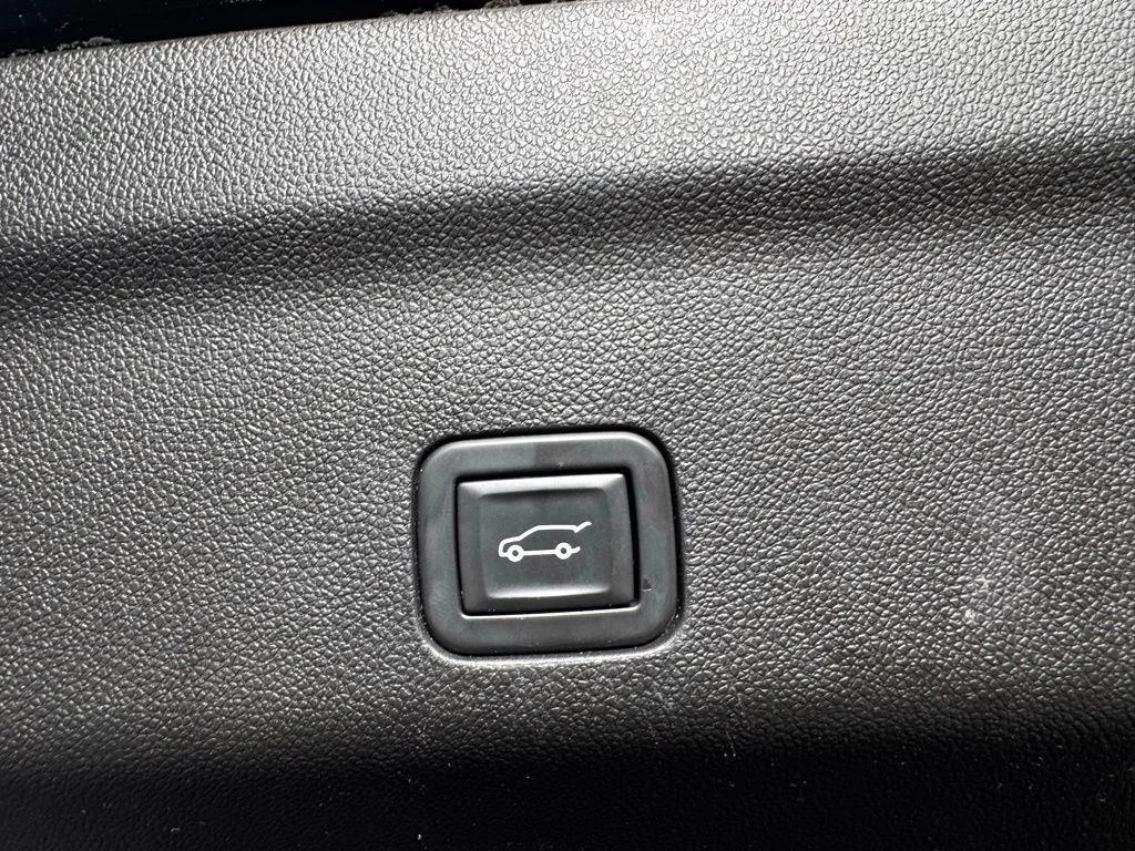 Used 2021 Onyx Black GMC Denali image 24