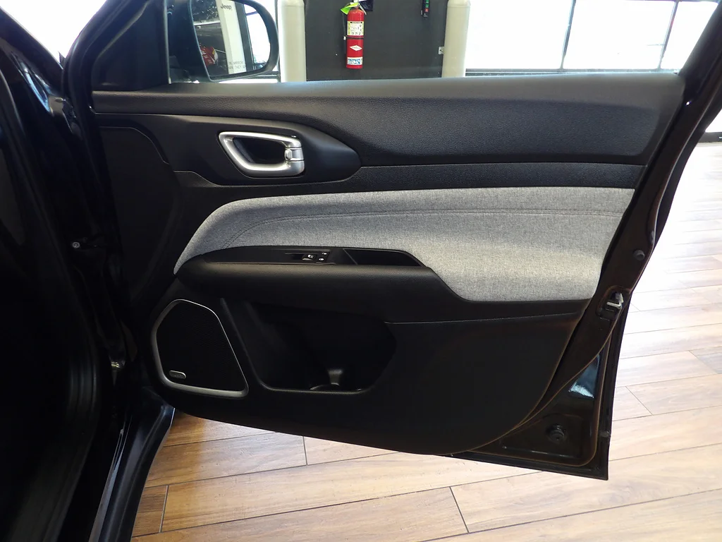 Used 2023 Diamond Black Crystal Pearl Coat Jeep Latitude Lux image 12