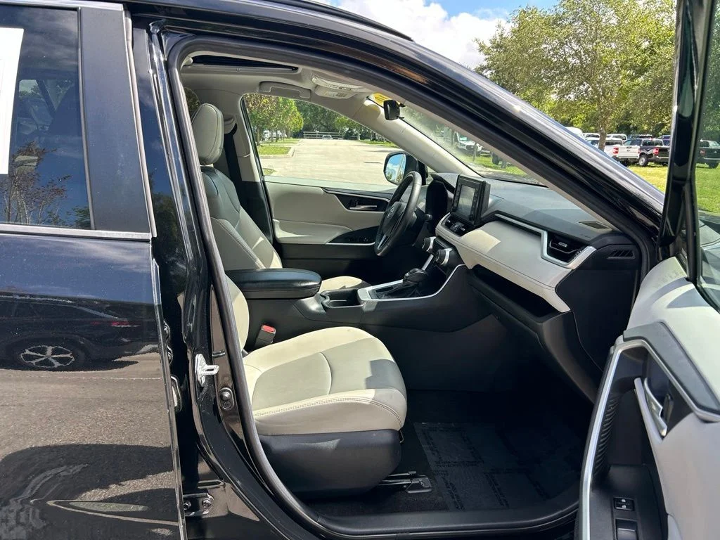 Certified Used 2019 Midnight Black Metallic Toyota XLE Premium image 40