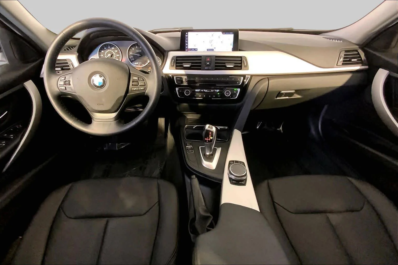 Used 2018 Alpine White BMW 320i xDrive image 16