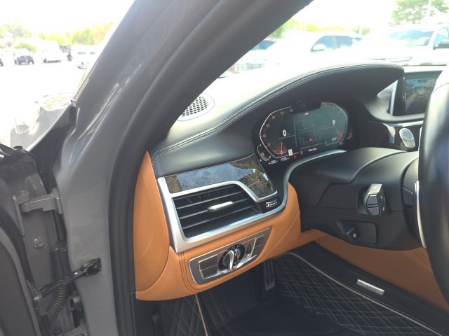 Used 2022 Gray BMW 750i xDrive image 15