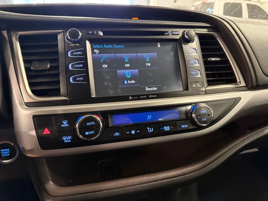 Used 2019 Silver Toyota XLE image 12