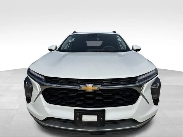 Used 2025 White Chevrolet LT image 3