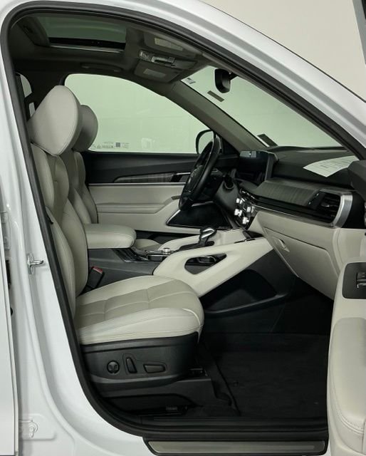 Used 2024 White Kia SX image 30