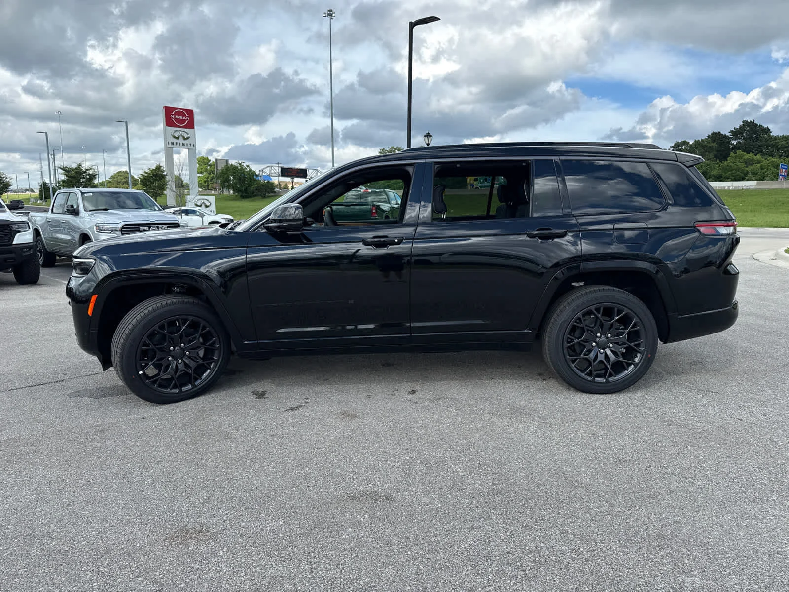 New 2026 Diamond Black Crystal Pearl-Coat Exterior Paint Jeep Laredo Altitude image 5
