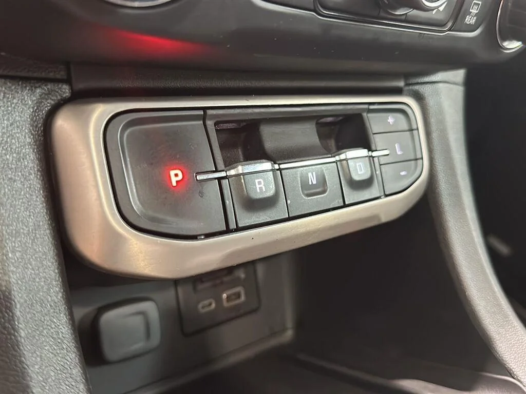 Used 2022 White Frost Tricoat GMC Denali image 15