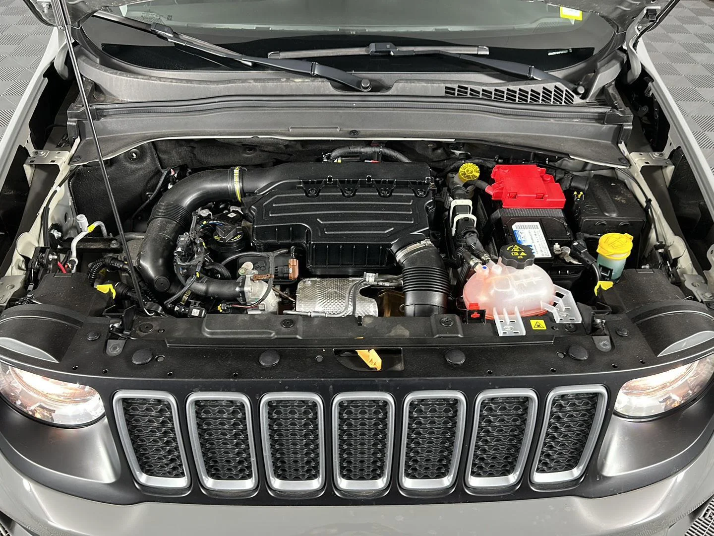 Used 2022 Sting-Gray Clearcoat Jeep Latitude image 12