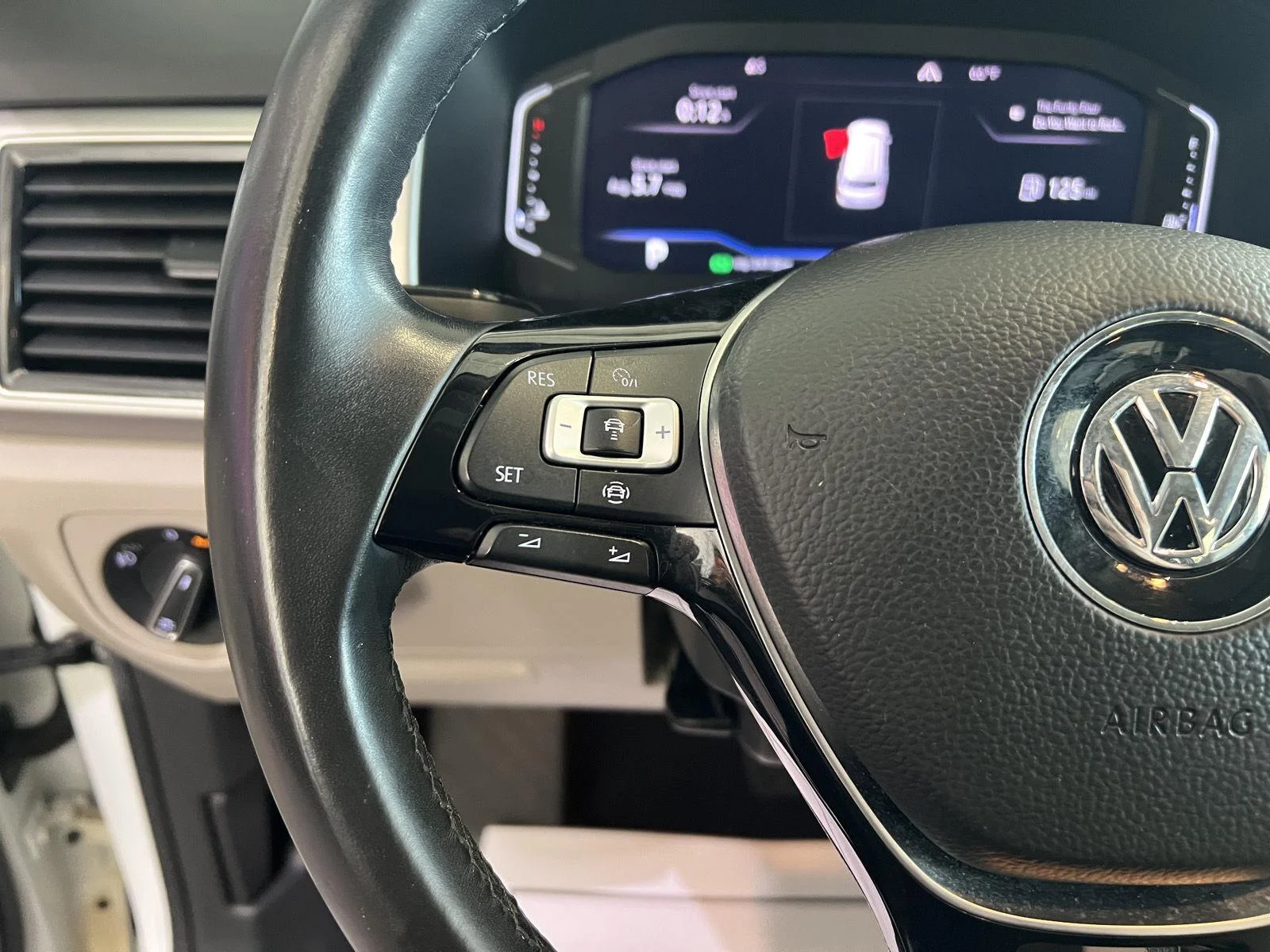 Used 2019 Pure White Volkswagen 3.6L V6 SEL image 22