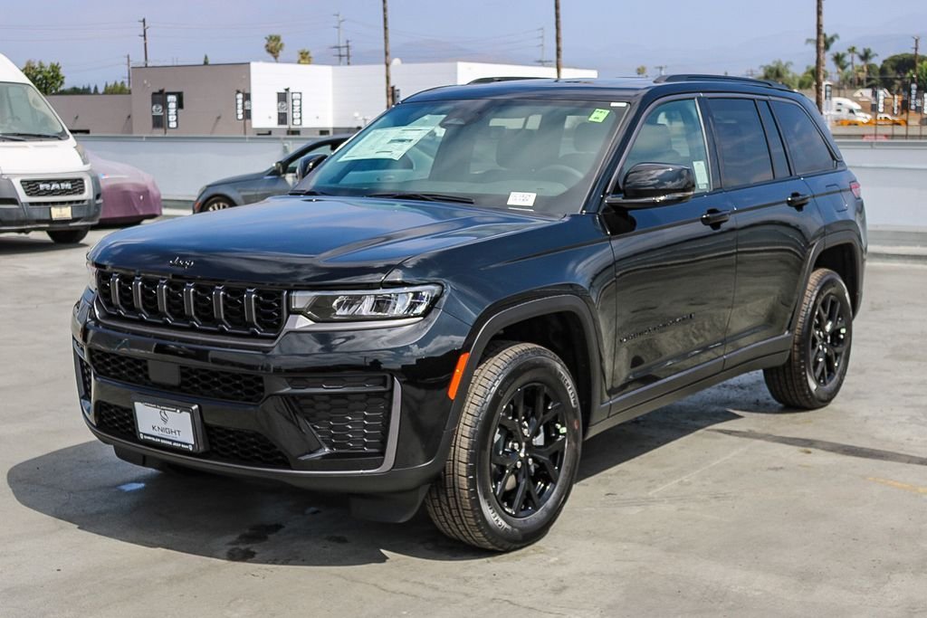 New 2026 Diamond Black Crystal Pearlcoat Jeep Altitude image 4