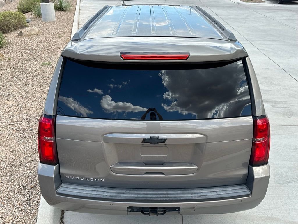 2018 Chevrolet Suburban LT photo 4