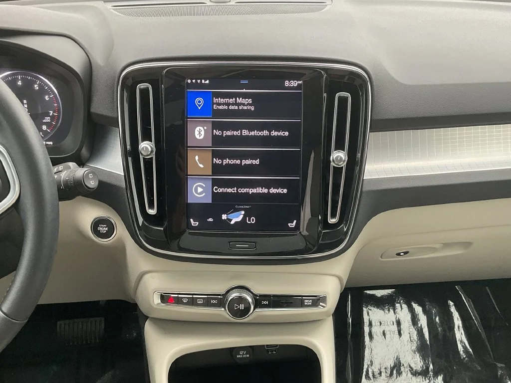 Used 2020 White Volvo Momentum image 29