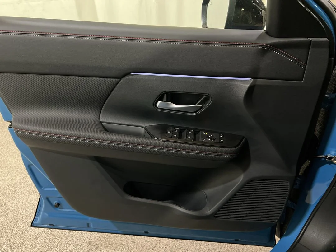 New 2026 Arctic Ice Blue Metallic / Super Black Two-tone Nissan SR image 17
