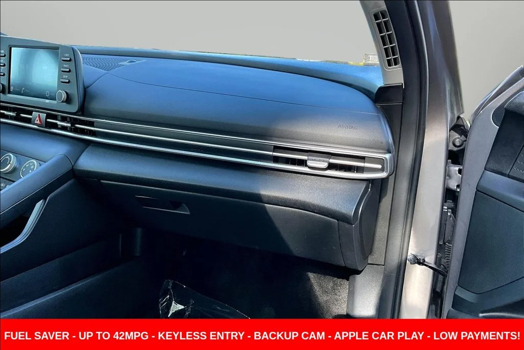 Used 2023 Silver Hyundai SE image 28