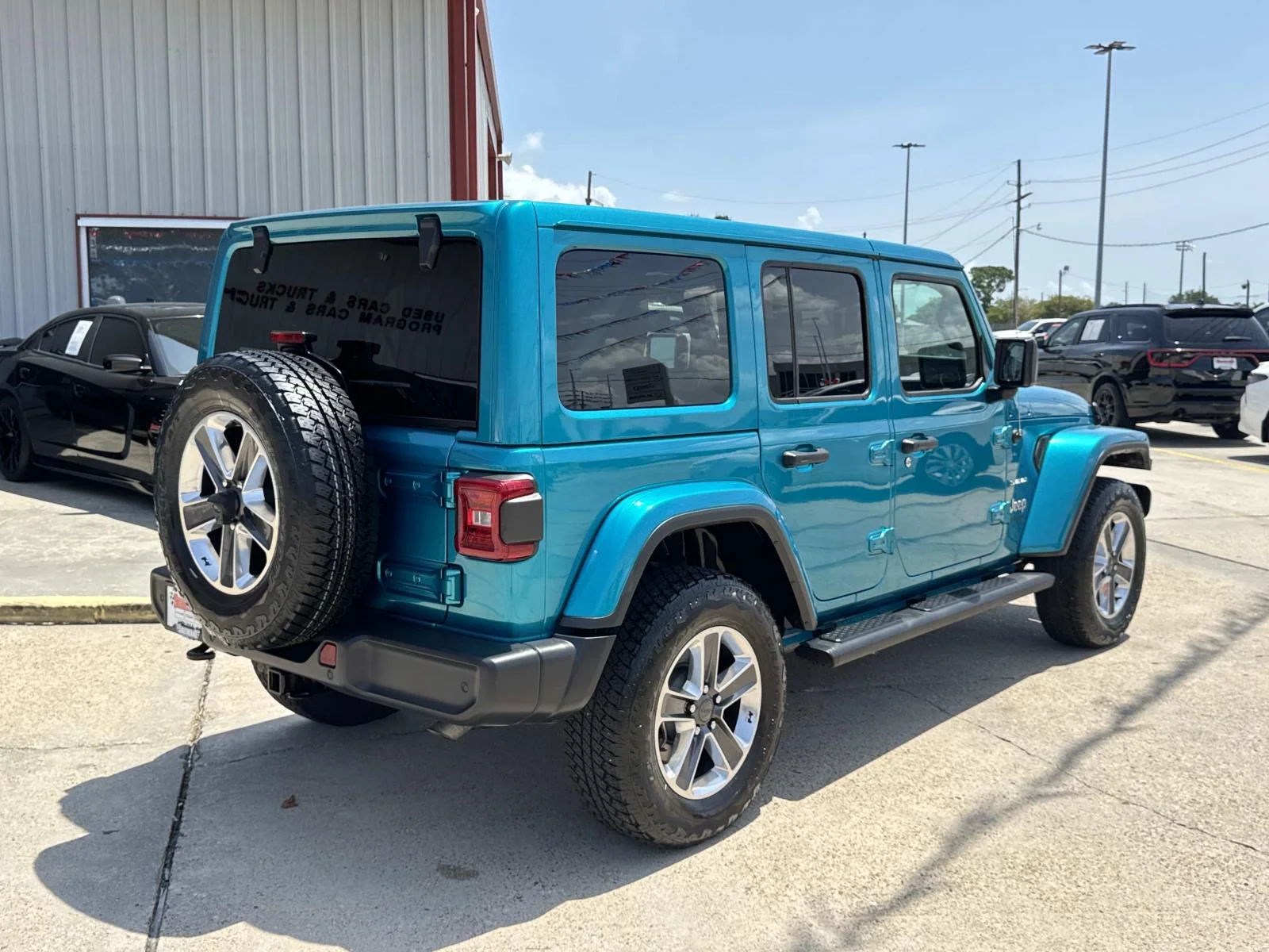 Used 2020 Green Jeep Sahara image 7