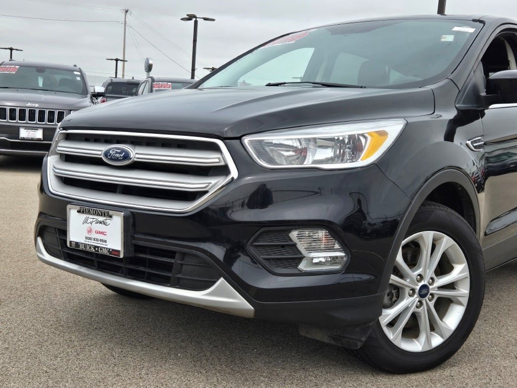 Used 2019 Ford Escape SE with VIN 1FMCU9GDXKUC33552 for sale in Elmhurst, IL