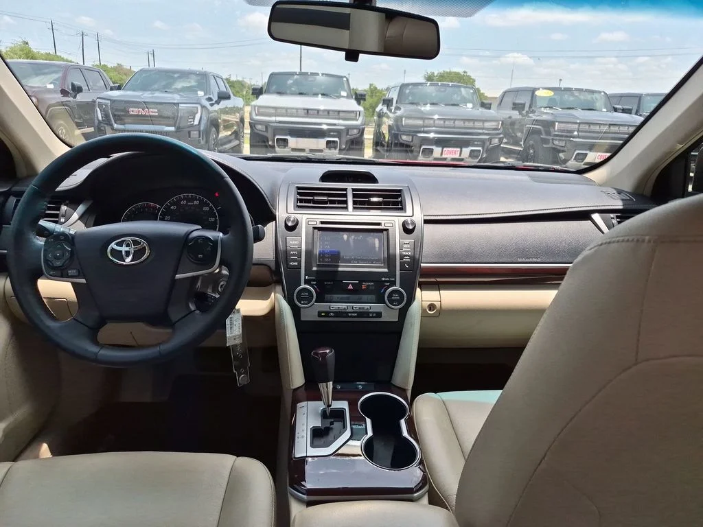 Used 2014 Red Toyota XLE image 11