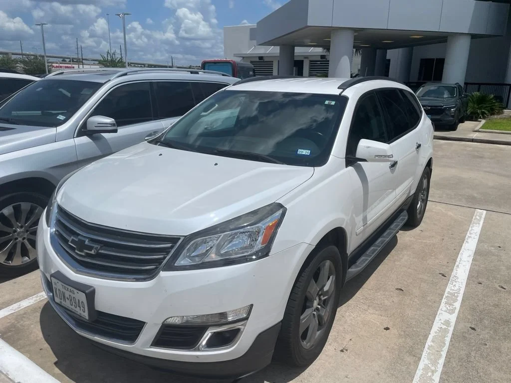 Used 2017 IRIDESCENT PEARL TRICOAT Chevrolet LT image 1
